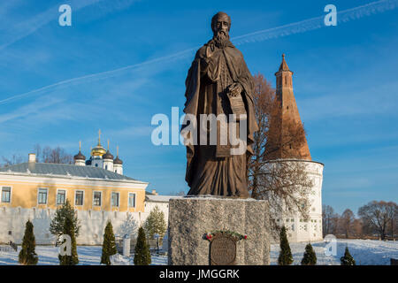 Un monumento al fondatore di Giuseppe di Volokolamsk Monastero di San Giuseppe di Volokolamsk. Installato presso l'ingresso al monastero in estate o Foto Stock