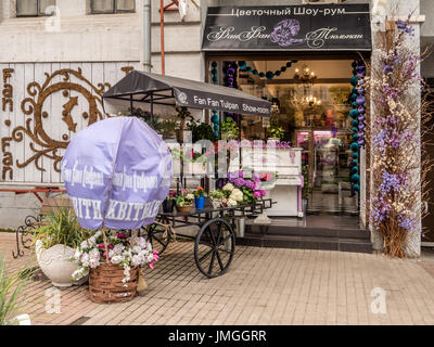 KIEV, UCRAINA - 11 GIUGNO 2016: Grazioso fiorista Shop nel centro della città Foto Stock