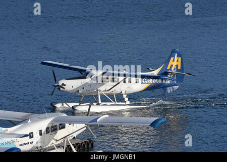 Porto idrovolanti aria turbo otter idrovolanti che arrivano al porto di Vancouver centro di volo, Vancouver, British Columbia, Canada. Foto Stock