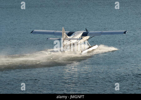 Porto idrovolanti aria turbo otter idrovolanti di decollare con il porto di Vancouver, British Columbia, Canada. Foto Stock