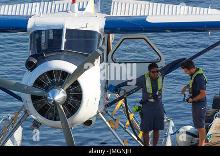 Equipaggio preparare un porto aria idrovolanti de Havilland Canada Beaver idrovolanti. Il Porto di Vancouver, British Columbia, Canada. Foto Stock