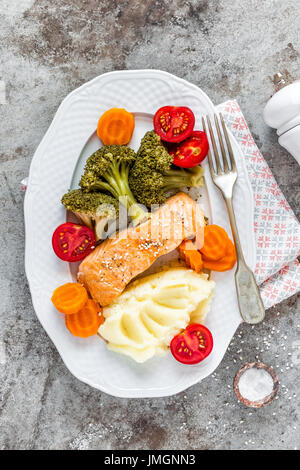 Pesce salmone cotto a vapore con verdure Foto Stock