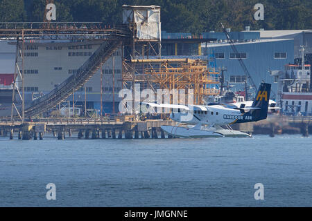 Harbour air services de Havilland twin otter idrovolanti tenendo fuori dal porto di Vancouver, British Columbia, Canada. Foto Stock