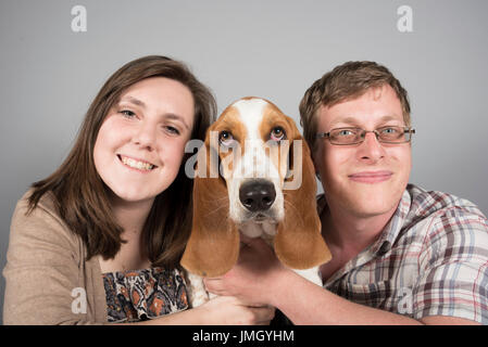 Ritratto di un cucciolo di basset Hound (maschio) e della sua famiglia, Regno Unito. Foto Stock