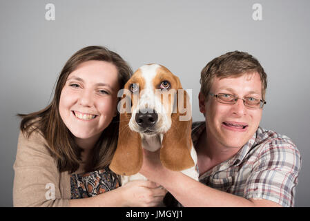 Ritratto di un cucciolo di basset Hound (maschio) e della sua famiglia, Regno Unito. Foto Stock