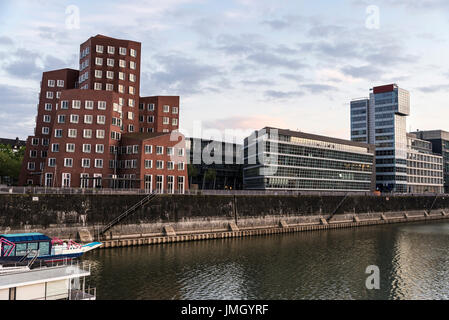 Neuer Zollhof edifici in Media Harbour. Il complesso edilizio è stato progettato dall architetto americano Frank Gehry a Dusseldorf, Germania Foto Stock