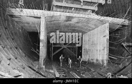 Operai di costruire la strada per il Tunnel Mersey, Liverpool Foto Stock