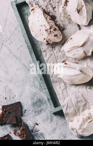 La cottura meringa con cioccolato Foto Stock