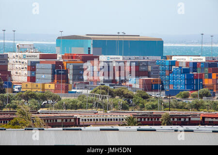 Contenitori per il trasporto al porto di Città del Capo in Sud Africa Foto Stock