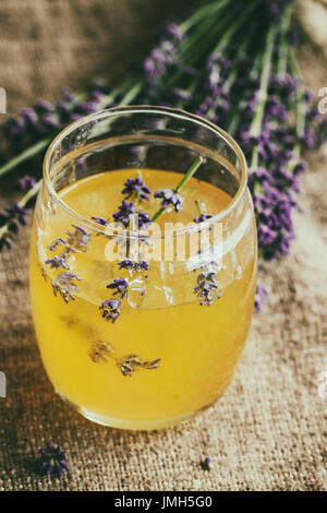 Il miele e lo zucchero aromatizzato con la lavanda Foto Stock