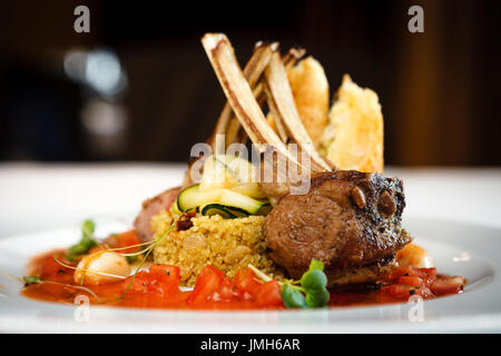 Agnello alla griglia con il cous-cous Foto Stock