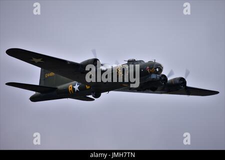 Boeing B17 Flying Fortress che si esibisce al Royal International Air Tattoo presso la RAF Fairford nel Gloucestershire, Regno Unito Foto Stock