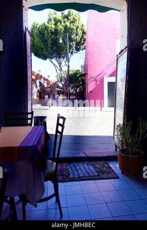 Guardando fuori vuota, raffreddare l'interno, di messicano porta caffè sulla piazza pedonale. Puebla, Messico. Foto Stock