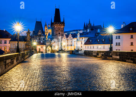 Europa, Repubblica Ceca, Cechia, Praga, Praha, storica Città Vecchia, UNESCO, Charles Bridge, Karluv più iconico punto di riferimento oltre il fiume Vltava/Moldava Foto Stock