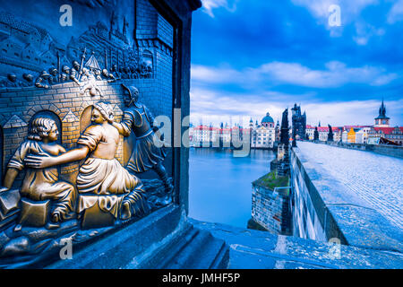 Europa, Repubblica Ceca, Cechia, Praga, Praha, storica Città Vecchia, UNESCO, Charles Bridge, Karluv più iconico punto di riferimento oltre il fiume Vltava/Moldava Foto Stock