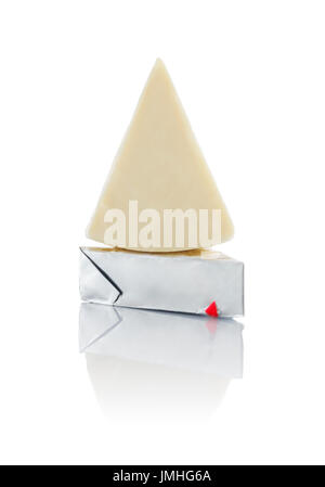 Triangolare di formaggio fuso isolato su sfondo bianco Foto Stock