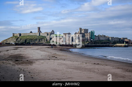 Il castello di pelatura come visto dalla spiaggia presso l'entrata a buccia di porto, di St Patrick Isle, la buccia, Isola di Man Foto Stock