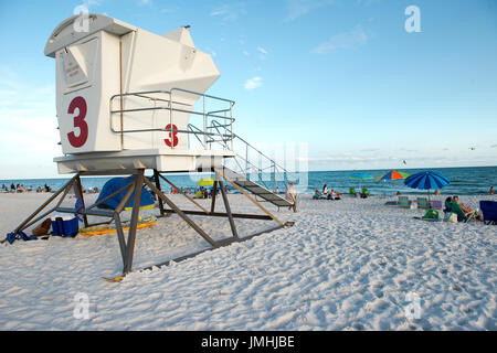 Un drone stazione bagnino guarda lo zucchero bianche sabbie della spiaggia di Pensacola come frequentatori di spiaggia sono nelle vicinanze godendo dell'ambiente Foto Stock