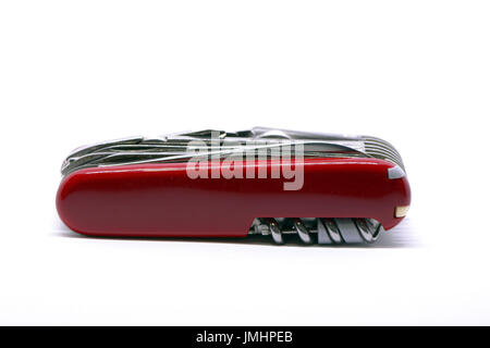 Rosso isolato pocketknife, temperino coltello a serramanico su sfondo bianco Foto Stock