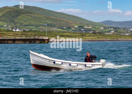 Piccola barca con motore fuoribordo in Knightstown Harbour, Valentia Island, nella contea di Kerry, Irlanda Foto Stock