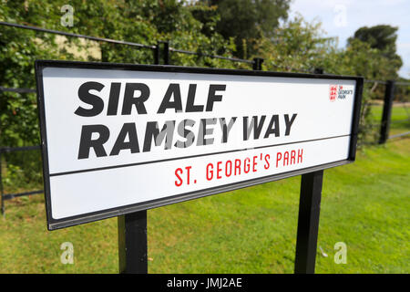 Vista generale di Sir Alf Ramsey modo presso il St George's Park Foto Stock