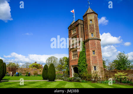 La elizabethan torre presso il castello di Sissinghurst giardino nel Kent Foto Stock