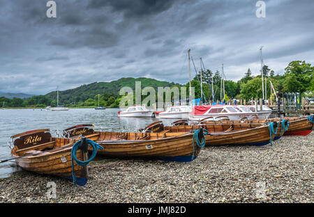 Barche in legno sulle rive del lago di Windermere dal molo a Ambleside Foto Stock