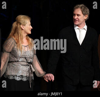 Meryl Streep & Kevin Kline mostrato durante il Curtain Call per il pubblico del teatro festeggia 50 anni al Delacorte Theatre con un vantaggio di lettura ''Romeo e Giulietta' nel Central Park di New York City il 18 giugno, 2012 © RTMcBride / MediaPunch Foto Stock