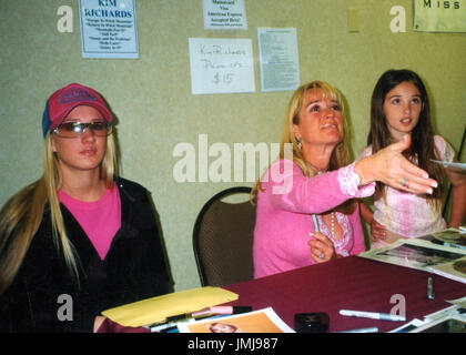 Kim Richards e le figlie nella foto a una convenzione della ventola nel New Jersey nel marzo 2004. Credito: Nancy Barr Brandon/MediaPunch Foto Stock