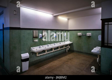 Lavabi in mens bagni in Douglas, Isola di Man Foto Stock