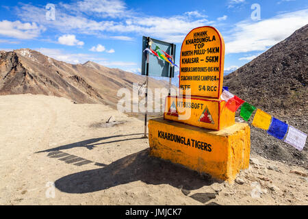 Ladakh, India, luglio 13, 2016: Khardungla Top - il più alto motorable passano nel mondo a 18300m. Ladakh, Kashmir India Foto Stock