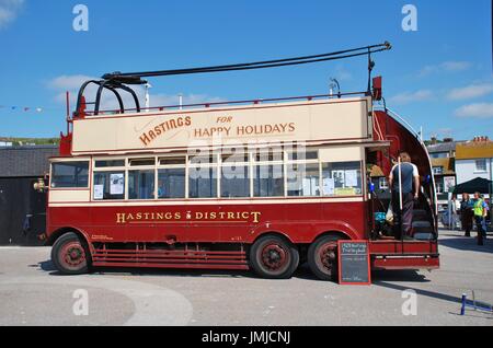 Felice Harold, un 1928 Guy BTX filobus, all'apertura dell'annuale Centro Storico Carnevale a Hastings, in Inghilterra il 30 luglio 2011. Foto Stock