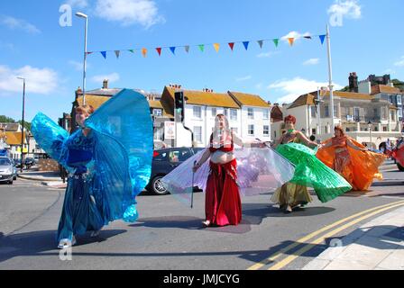 Il tribale Iceni ballerini eseguono durante la parata di apertura dell'annuale Centro Storico Carnevale a Hastings, in Inghilterra il 30 luglio 2011. Foto Stock