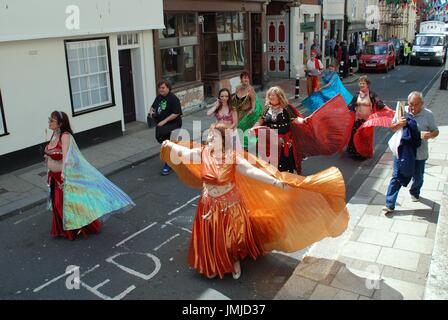 Il tribale Iceni ballerini eseguono durante la parata di apertura dell'annuale Centro Storico Carnevale a Hastings, in Inghilterra il 30 luglio 2011. Foto Stock