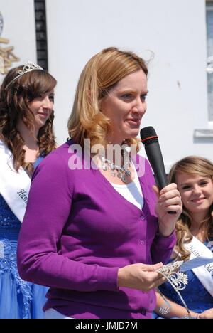 Ambra Rudd, conservatori p.f. per Hastings e la segala, parla all'apertura dell'annuale Città Vecchia di carnevale in Hastings, in Inghilterra il 30 luglio 2011. Foto Stock