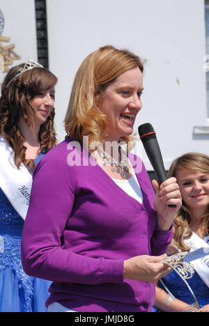 Ambra Rudd, conservatori p.f. per Hastings e la segala, parla all'apertura dell'annuale Città Vecchia di carnevale in Hastings, in Inghilterra il 30 luglio 2011. Foto Stock