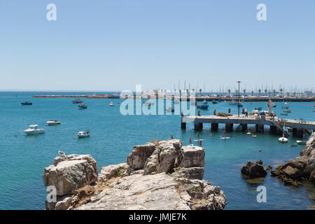 Spiaggia della città costiera di Cascais Portogallo Foto Stock