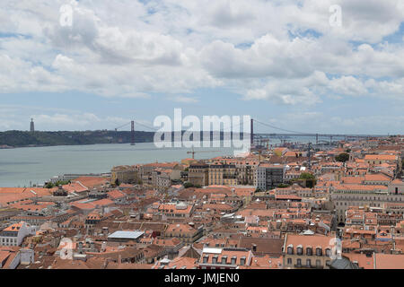 Vista del Ponte 25 de Abril in Lisbona Portogallo Foto Stock