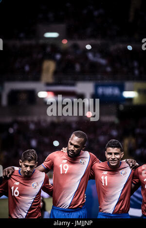 SAN JOSE, COSTA RICA. Giugno 13, 2017 - Costa Rica i giocatori Cristian Gamboa, Kendall Waston e Johan Venegas, prima che il gioco comincia. La Costa Rica ha vinto 2-1 Foto Stock