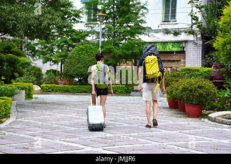 Due americani backpackers escursionismo il loro modo attraverso Taiwan a Taipei City, divertirsi ad esplorare la cultura asiatica con libertà. Foto Stock