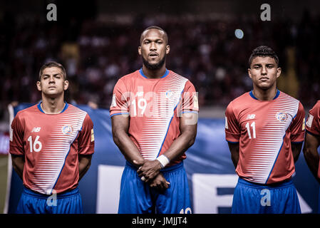 SAN JOSE, COSTA RICA. Giugno 13, 2017 - Costa Rica i giocatori Cristian Gamboa, Kendall Waston e Johan Venegas, cantando l'inno nazionale precedente per TH Foto Stock