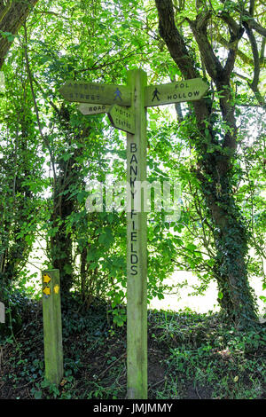 Cartello in legno post a Banky campi, Astbury mera Country Park, Congleton, Cheshire, Inghilterra, Regno Unito  Foto Stock