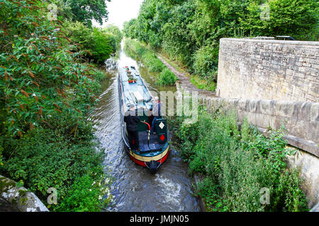 Una chiatta o narrowboat vicino a Congleton Wharf sul canale a Macclesfield, Cheshire, Inghilterra, Regno Unito Foto Stock