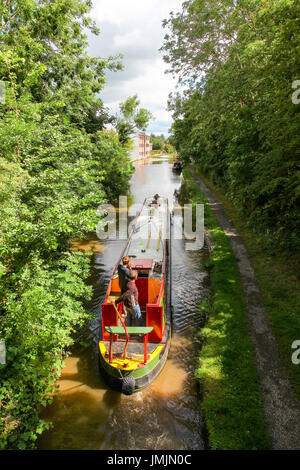 Una chiatta o narrowboat vicino a Congleton Wharf sul canale a Macclesfield, Cheshire, Inghilterra, Regno Unito Foto Stock