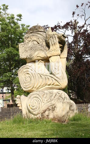 La scultura Pukaea (2011) dai Maori contemporaneo artista George Nuku nei giardini del Rijksmuseum Volkenkunde (Museo di etnologia), Leiden, Paesi Bassi. Foto Stock