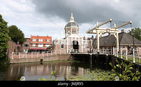 Xvii secolo Morspoort, western city gate di Leiden, Paesi Bassi. Di fronte Morspoort brug, restaurato di disegnare in legno ponte. Foto Stock