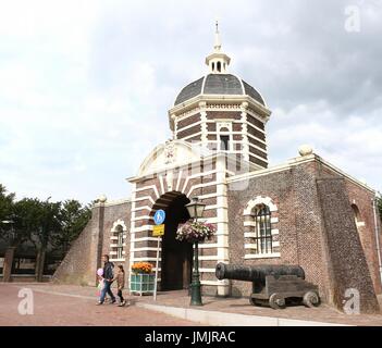 Xvii secolo Morspoort, western city gate di Leiden, Paesi Bassi. Uomo che cammina con le sue due figlie, tenendo in mano un palloncino. Foto Stock