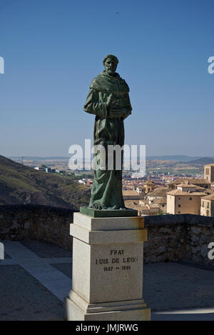 La statua di Fray Luis de Leon realizzati in bronzo dello scultore Javier Barrios con la città di Cuenca (Castilla La Mancha (Spagna) in background. Foto Stock