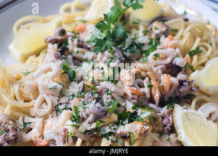 Spaghetti con frutti di mare su piastra di messa a fuoco selettiva Foto Stock