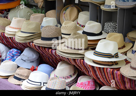 Cappelli in vendita su un mercato in Francia Foto Stock